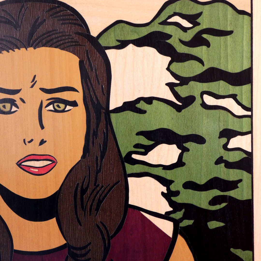 Detalle de arte femenino en madera con mujer morena hecho a mano