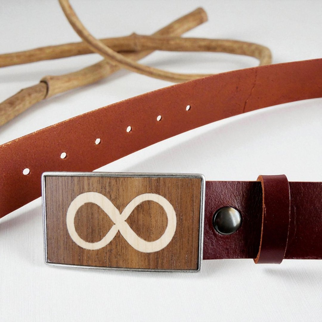 Cinturón de cuero auténtico marrón con hebilla de marquetería infinito.