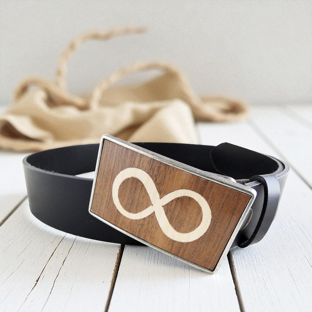 Cinturón de cuero negro con hebilla de madera infinito para un estilo rebelde.