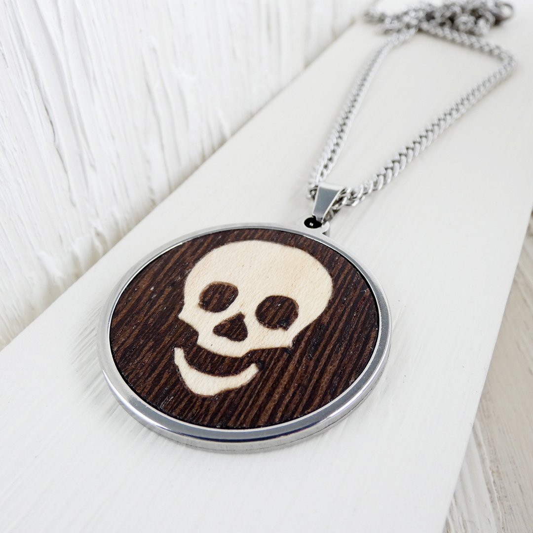 Colgante calavera gótica de madera hecho a mano con cadena de acero inoxidable