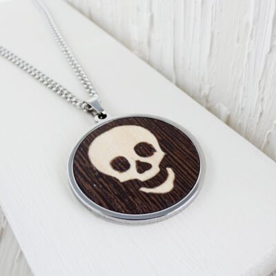Colgante calavera de madera y acero inoxidable hecho a mano en marquetería