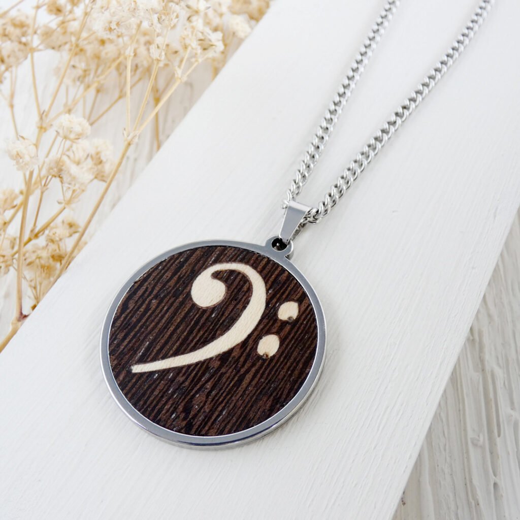 Colgante clave de fa de madera hecho a mano en marquetería con cadena de acero inoxidable
