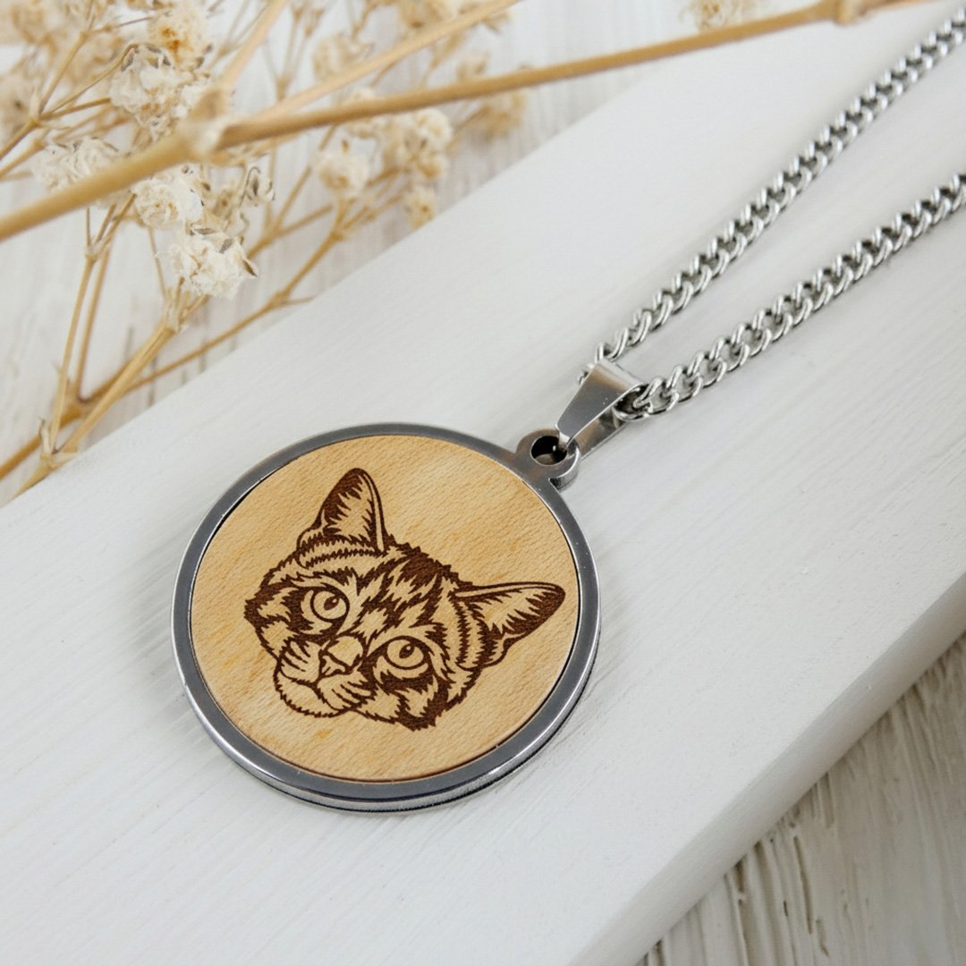 Colgante personalizado con el grabado sobre madera de la cara de un gato