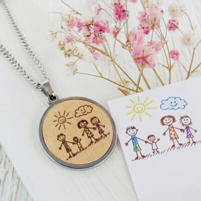 Colgante con grabado personalizado en madera con un dibujo infantil.