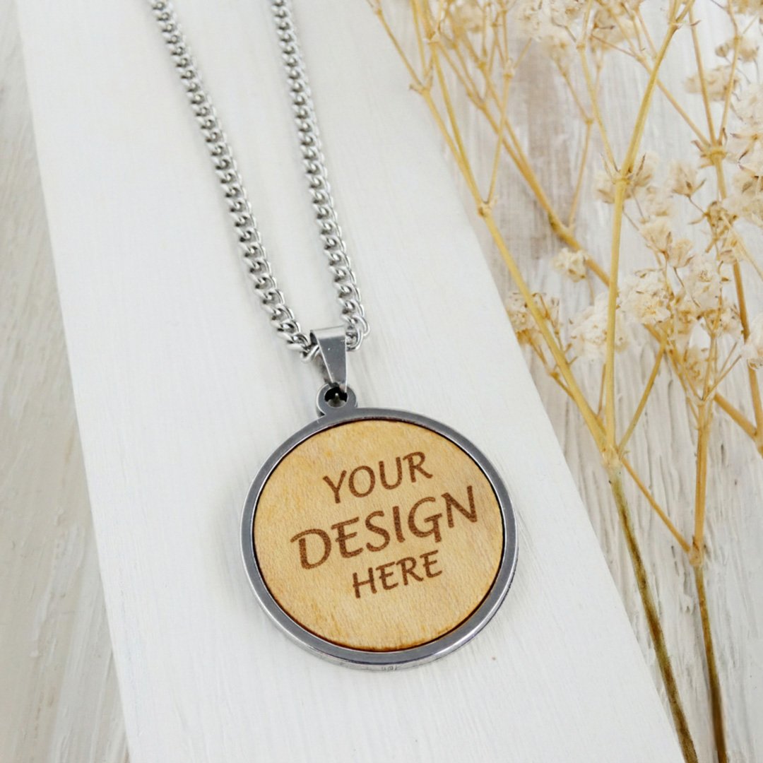 Colgante de madera personalizado grabado con la frase "Tu Diseño Aquí" y con base de acero inoxidable.