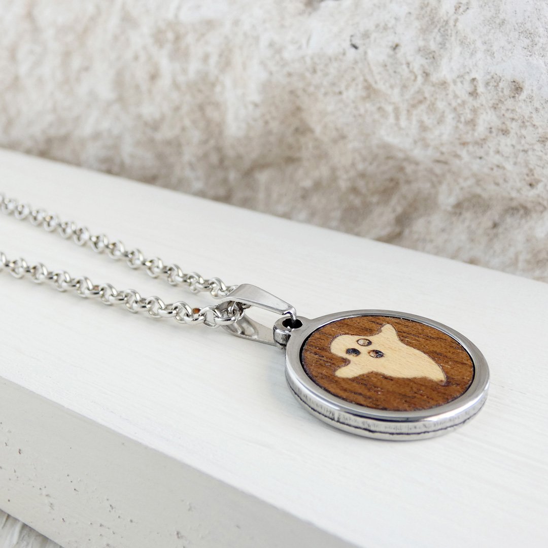 Colgante fantasma de sicomoro con fondo de madera nogal y cadena de acero inoxidable"