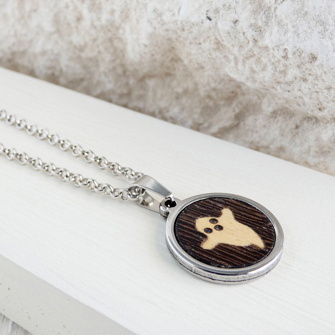 Colgante fantasma de sicomoro con fondo de wengué y cadena de acero inoxidable