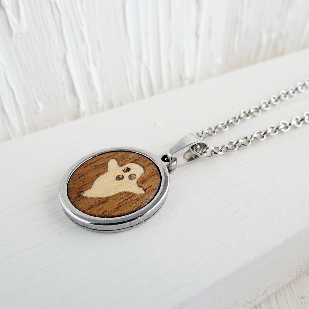 Colgante fantasma de sicomoro con fondo de nogal con base y cadena de acero inoxidable