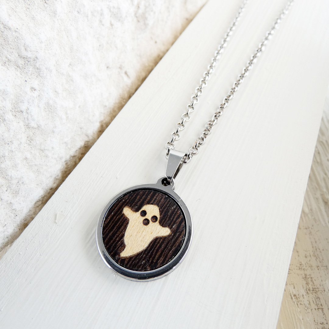 Colgante artesanal con un fantasma de madera original con ojos y boca pirograbados a mano