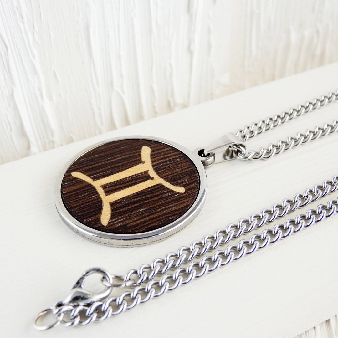 Colgante de madera Géminis hecho a mano en madera de wengué oscuro con acero inoxidable.