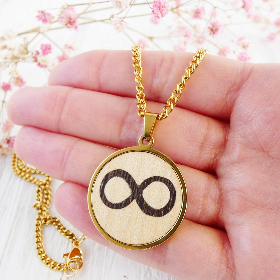 Colgante infinito hecho a mano con madera de sicomoro y wengué, y cadena dorada.