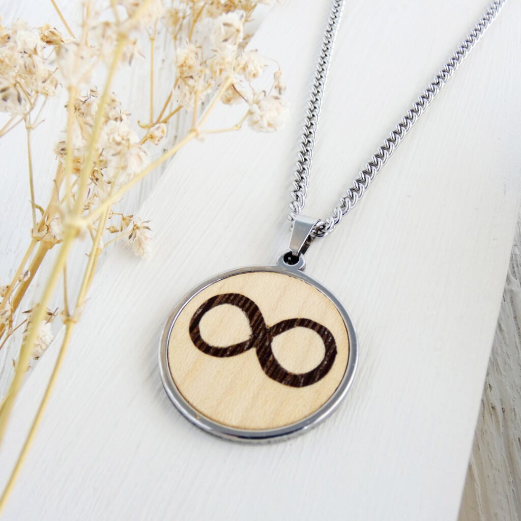 Colgante infinito de madera y e acero inoxidable. Tu pieza de joyería artesanal.