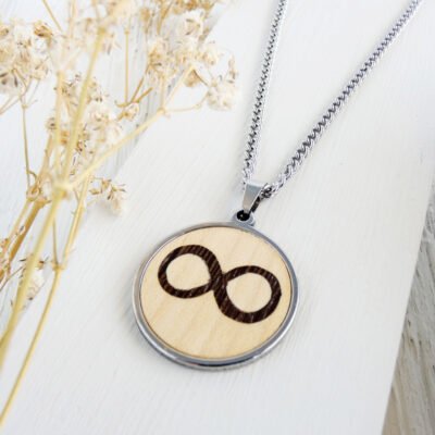 Colgante infinito de madera y e acero inoxidable. Tu pieza de joyería artesanal.