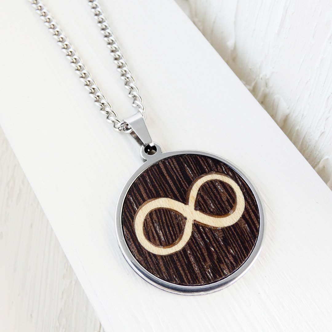 Colgante símbolo infinito hecho a mano en madera natural y acero inoxidable.