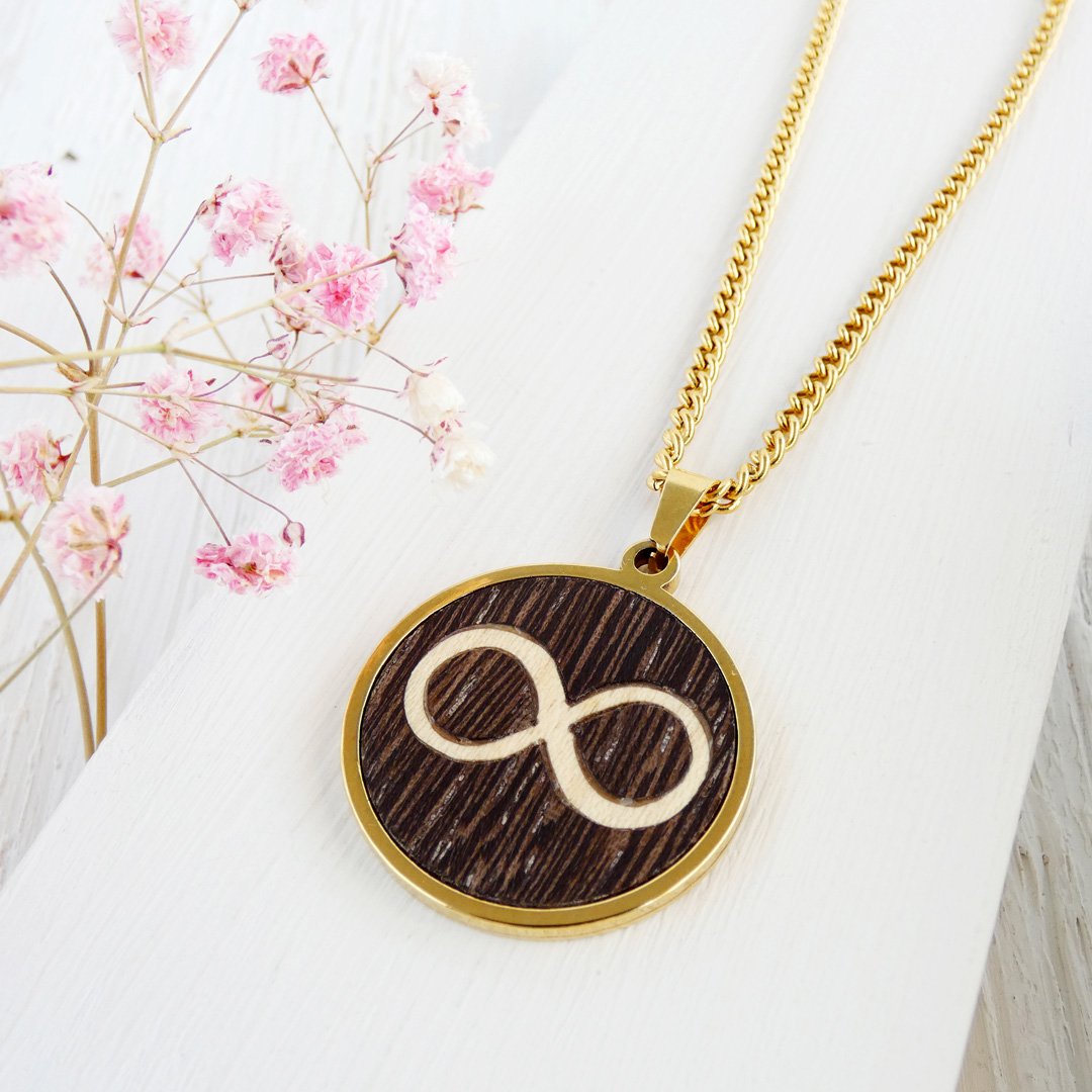 Colgante infinito de madera con cadena de acero inoxidable bañada en oro para un estilo elegante.