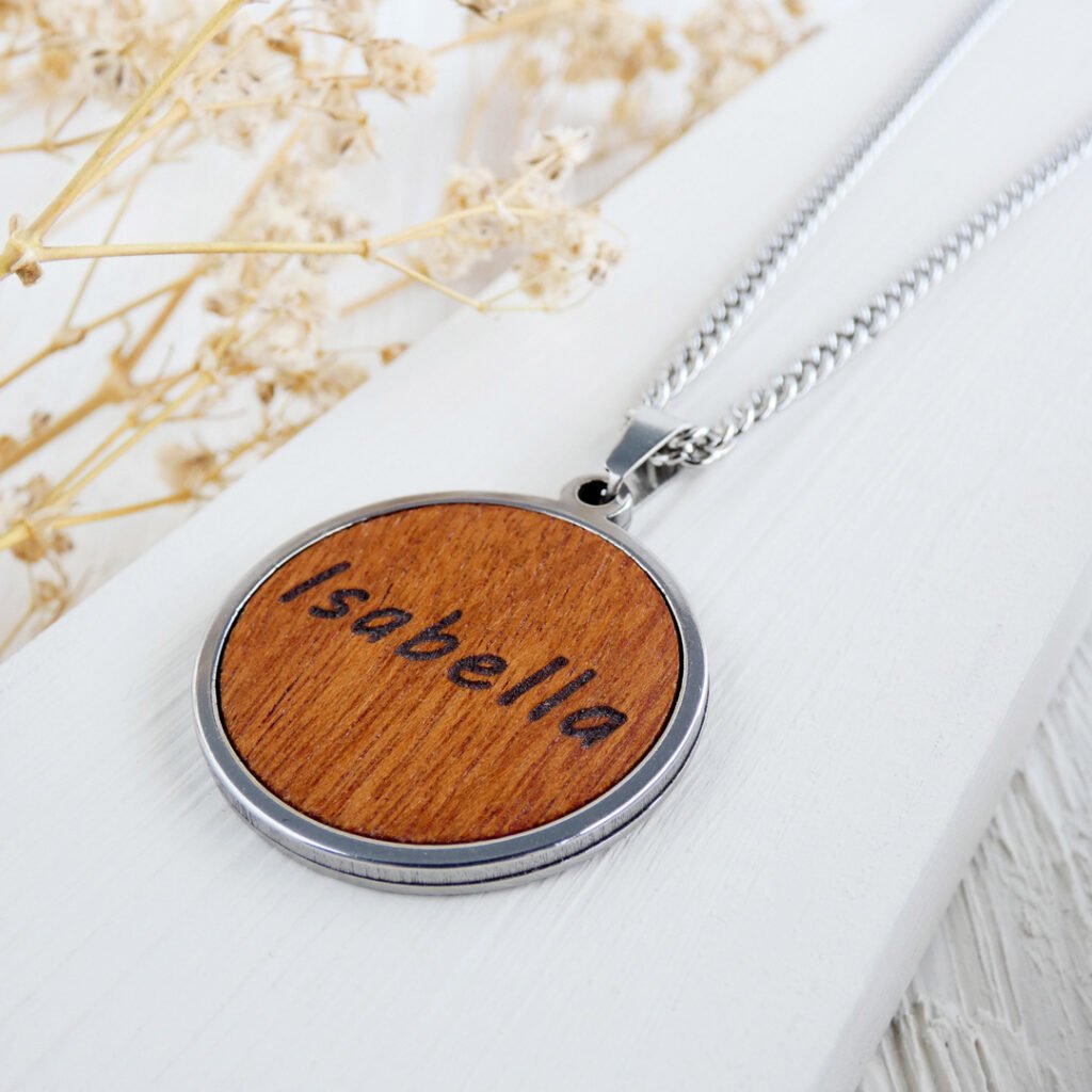 Colgante de madera de cedro rojizo personalizado con palabra grabada y cadena de acero.