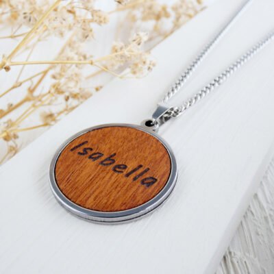 Colgante de madera de cedro rojizo personalizado con palabra grabada y cadena de acero.