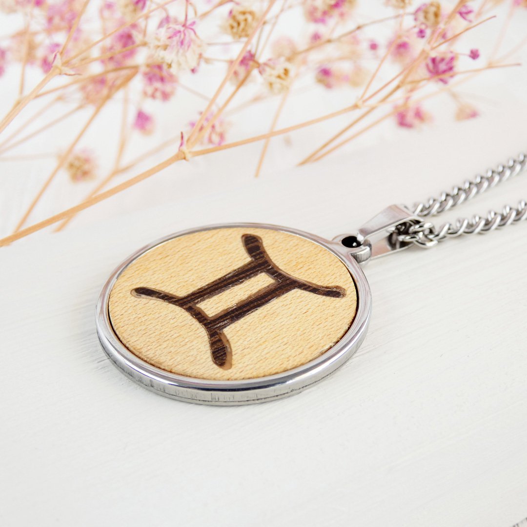 Colgante Géminis hecho a mano con madera de sicómoro y wengué.