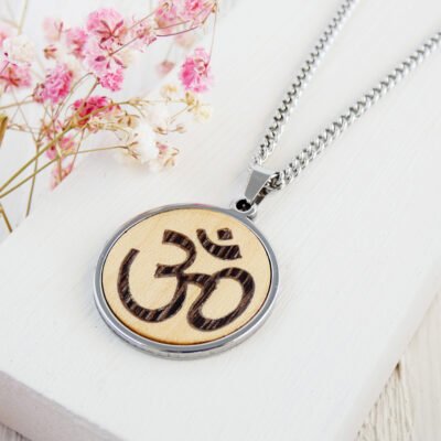 Colgante om de madera y acero hecho a mano en marquetería con cadena de acero inoxidable