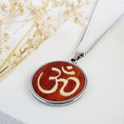 Colgante om espiritual de madera en marquetería con cadena de acero inoxidable