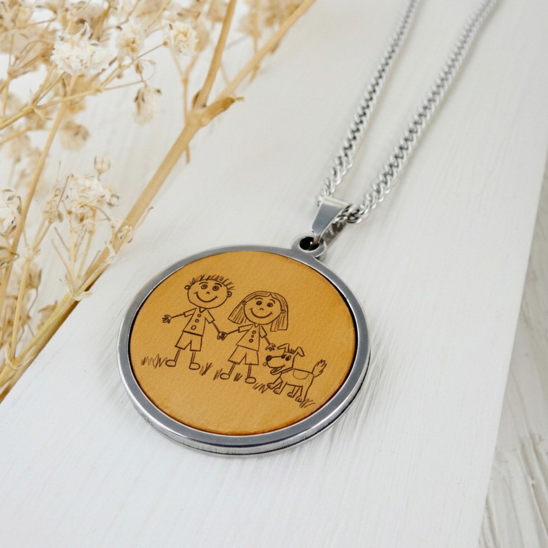 Colgante personalizado con el grabado del dibujo que ha hecho un nieto para su abuela.