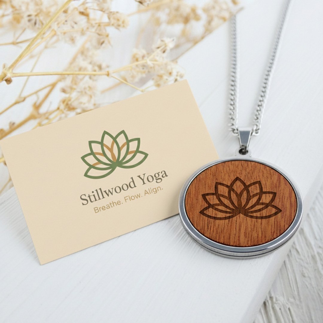 Colgante personalizado con un logotipo grabado, con el emblema de un centro de yoga grabado en la madera.