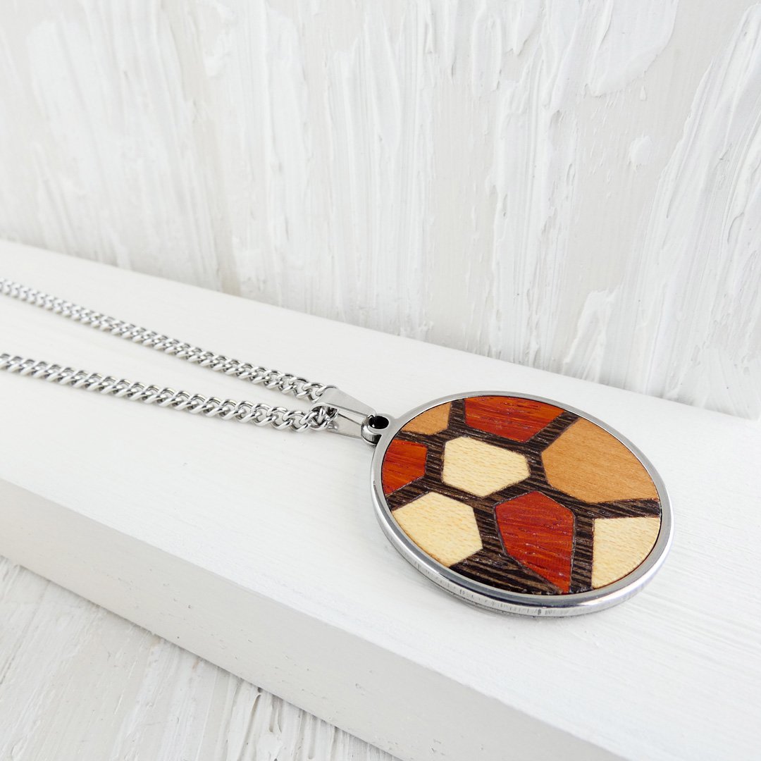 Colgante inspirado en el Trencadís Gaudí, hechos a mano con marquetería de madera natural.