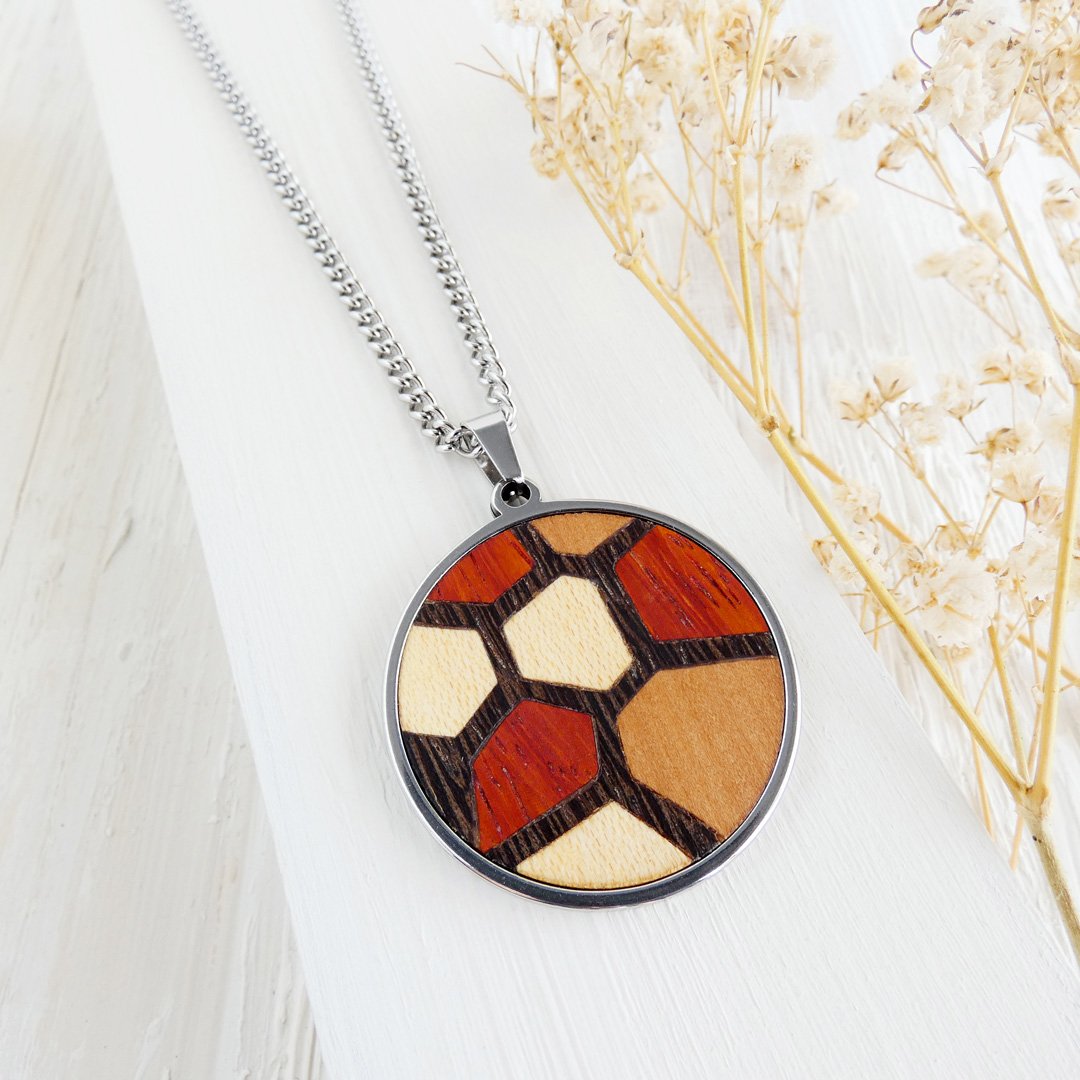 Colgante Trencadis de madera hecho a mano inspirado en la técnica de Gaudí.