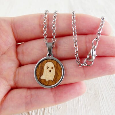 Collar fantasma de madera mostrado en la mano para ver el tamaño real