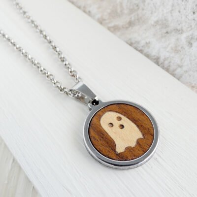 Collar fantasma de marquetería hecho a mano en madera con cadena de acero inoxidable
