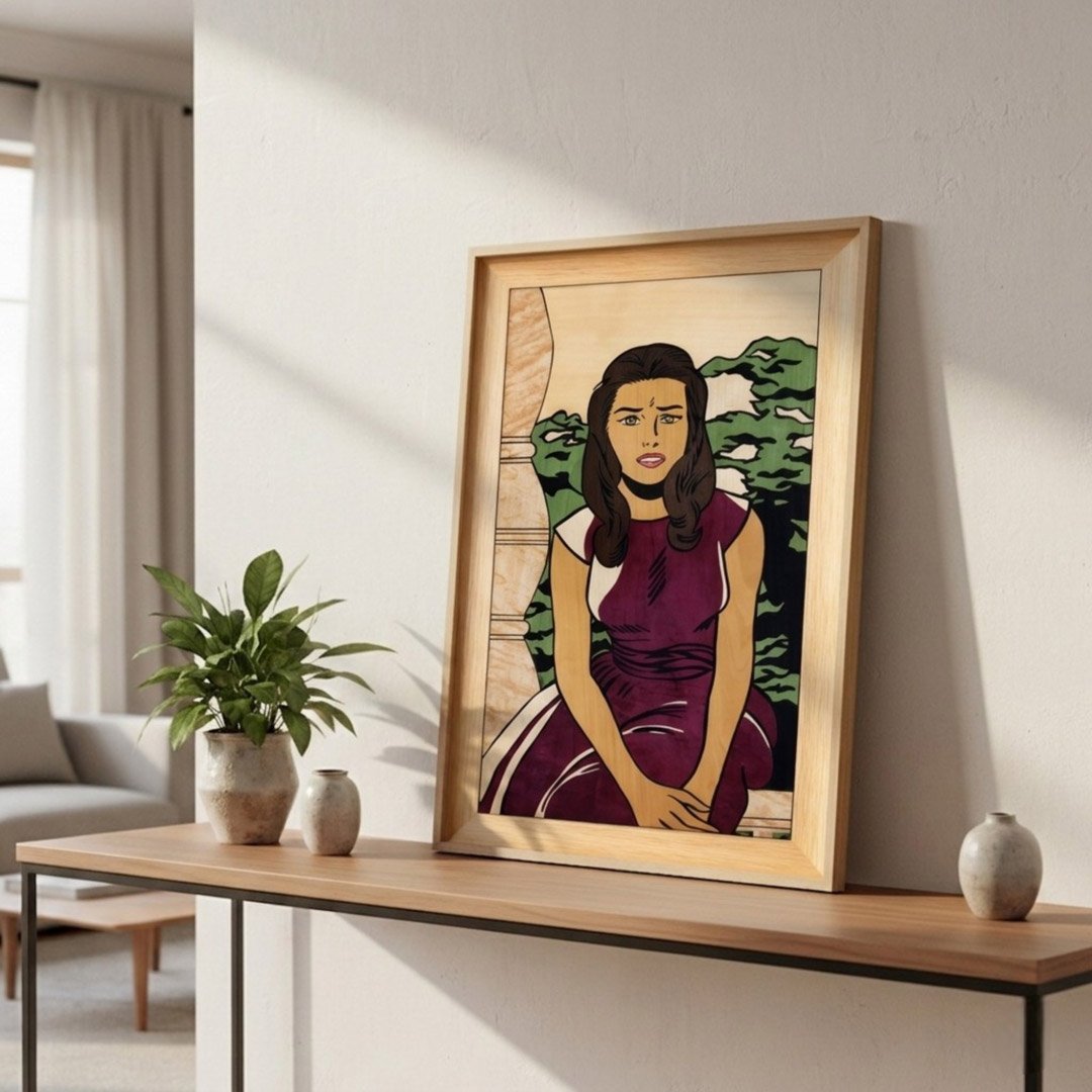 Cuadro de mujer morena y vestido morado de estilo pop art hecho a mano en marquetería colocado sobre una consola.