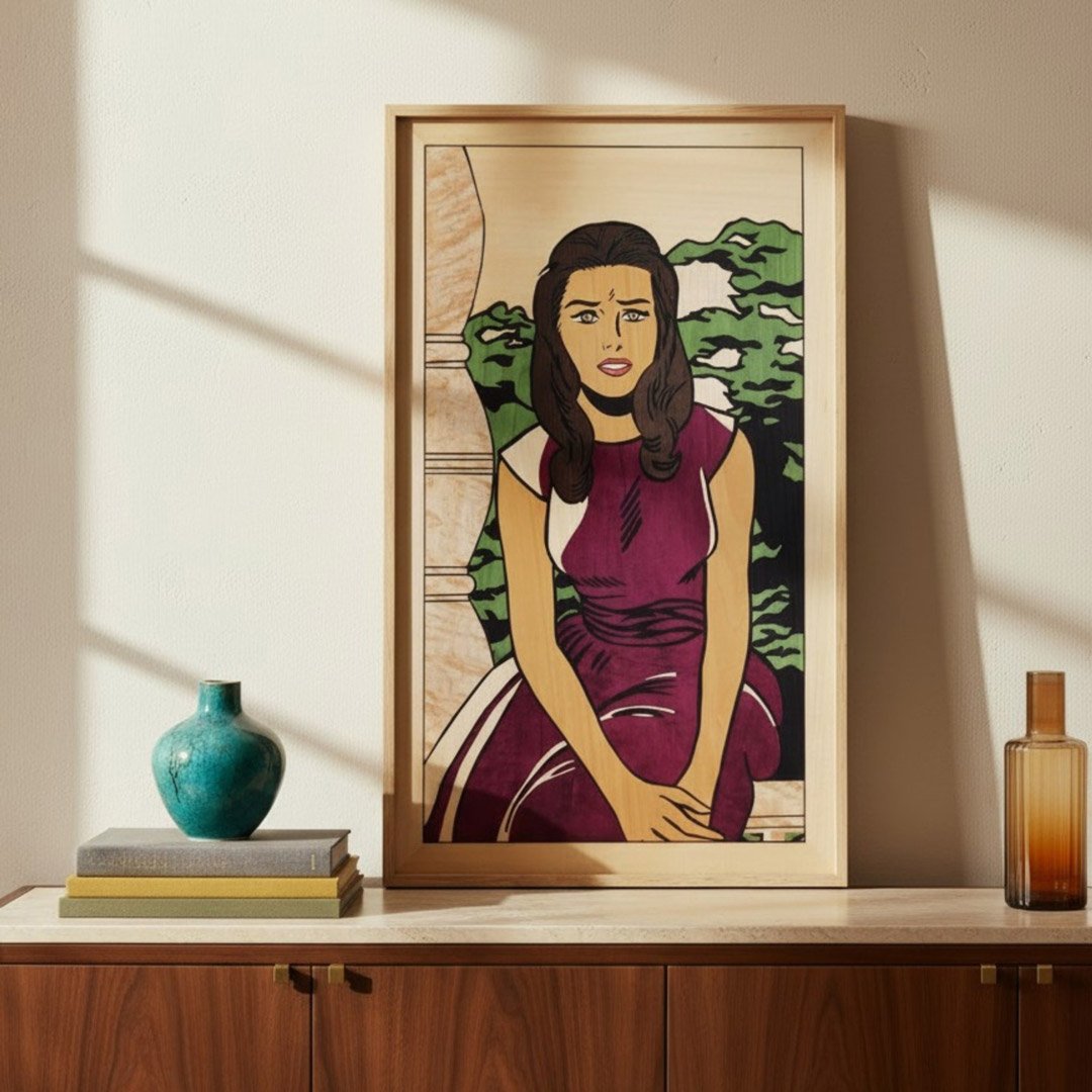 Cuadro de mujer morena con vestido morado hecho en marquetería de madera decorando unu hogar.