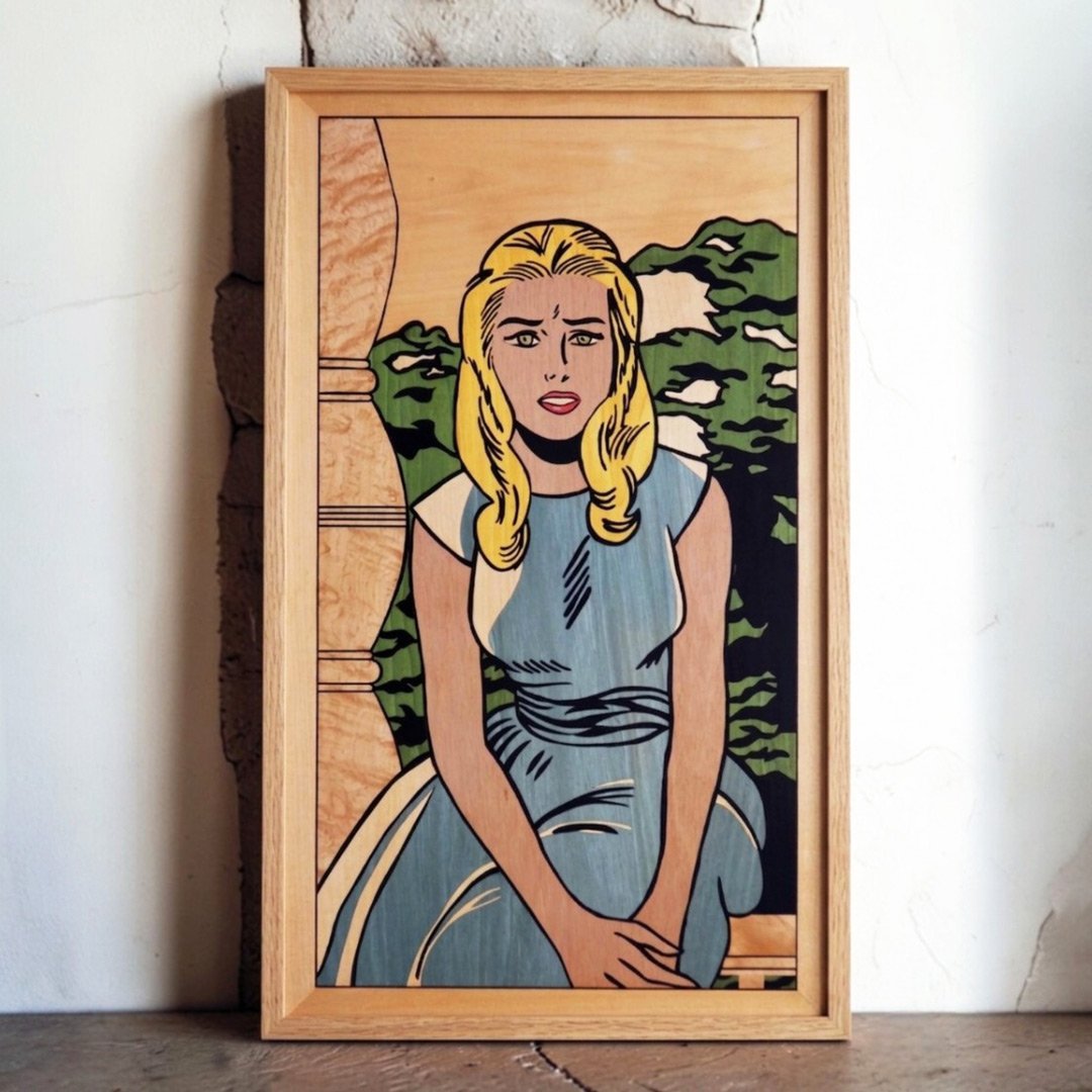 Cuadro pop art de mujer rubia y vestido azul hecho en marquetería de madera.