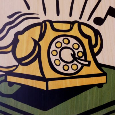 Detalle de cuadro teléfono pop art hecho en marquetería de madera natural y teñida