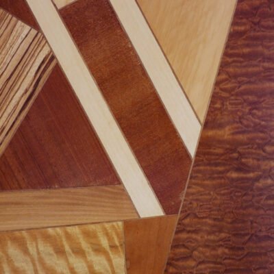 Detalle de cuadro abstracto de marquetería con distintas maderas naturales