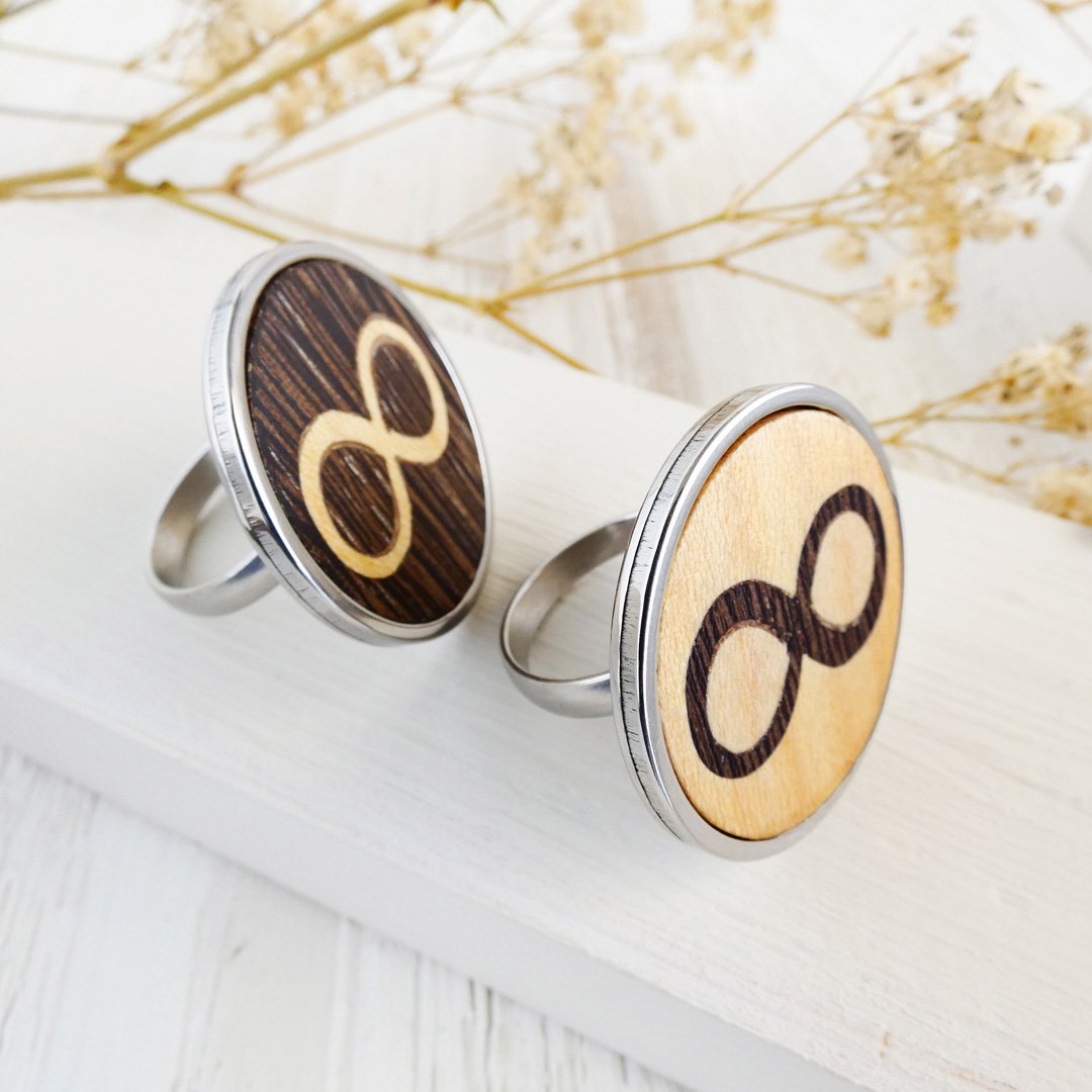 Dos anillos infinitos de madera en marquetería con base de acero inoxidable