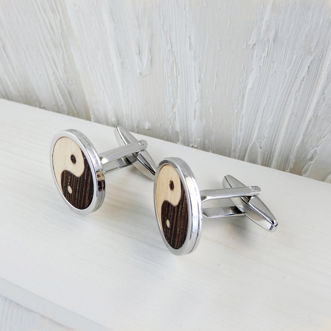 Gemelos de acero inoxidable con yin yang de madera en marquetería