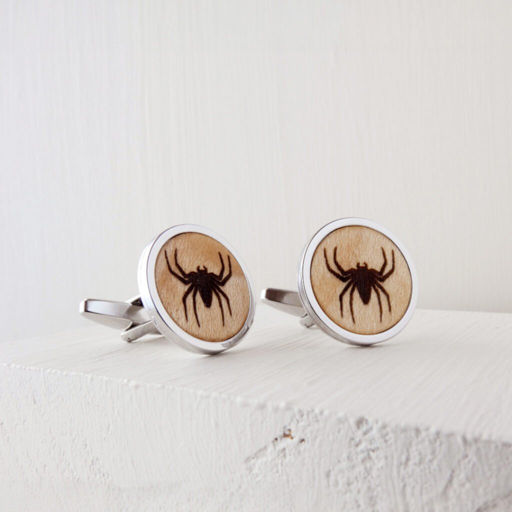 Gemelos araña de madera y acero inoxidable con diseño grabado en la madera