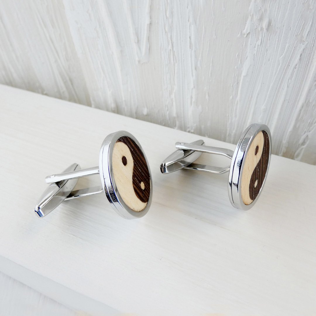 Gemelos artesanales yin yang de marquetería en madera natural