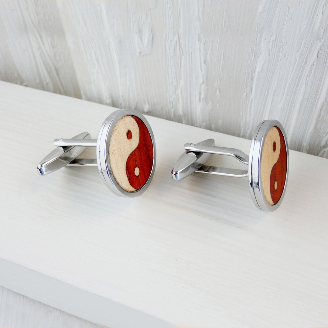 Gemelos de coral y sicomoro con yin yang de marquetería y base de acero inoxidable