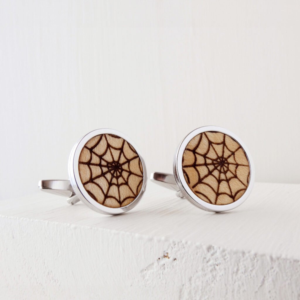 Gemelos grabados de madera con diseño de telaraña y base de acero inoxidable