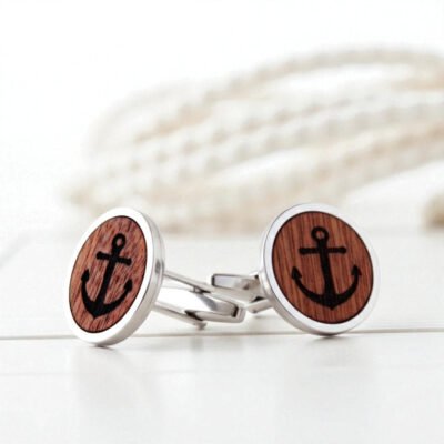 Gemelos náuticos para hombre con el grabado de una ancla sobre madera