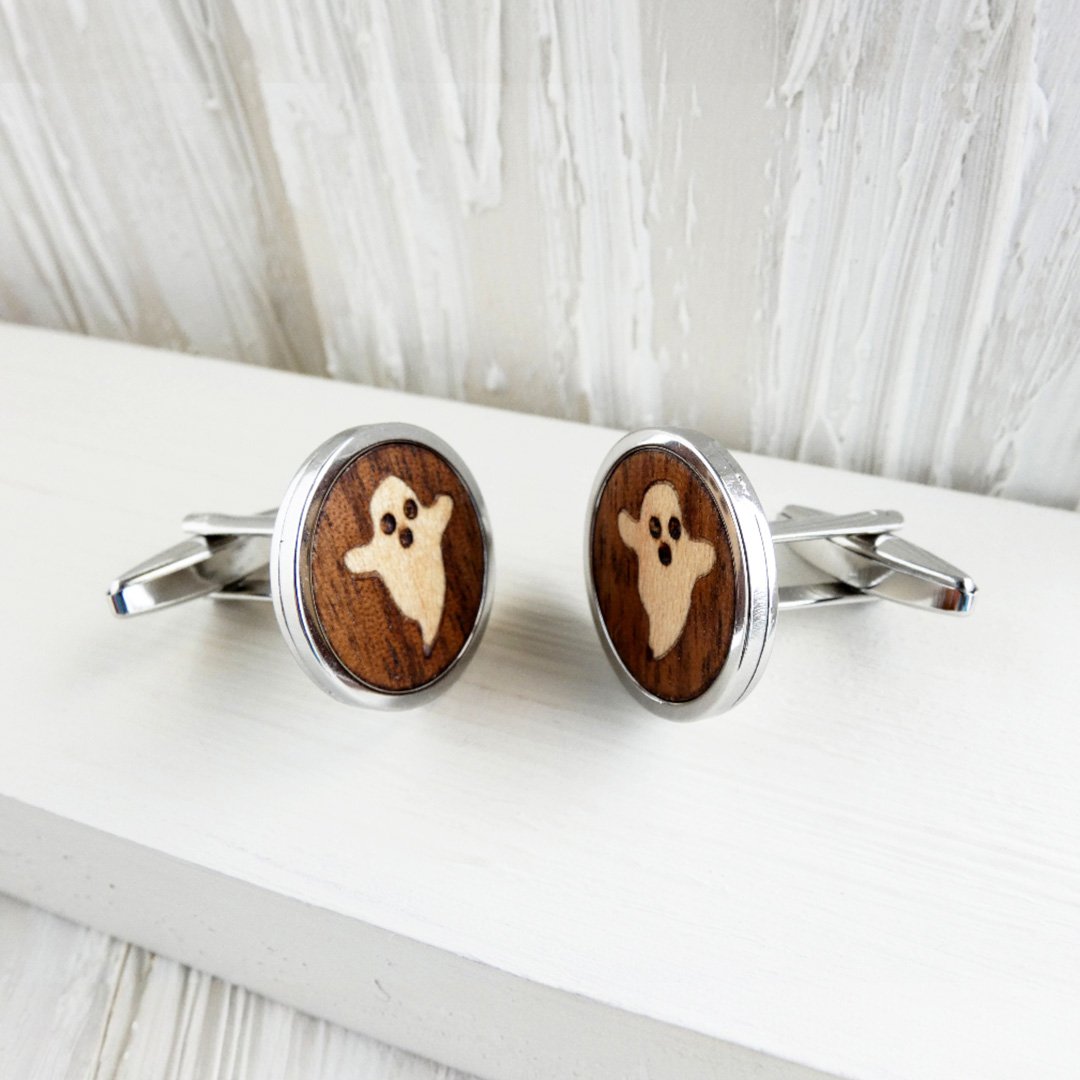 Gemelos de nogal con fantasma de sicomoro, ojos y boca pirograbados a mano