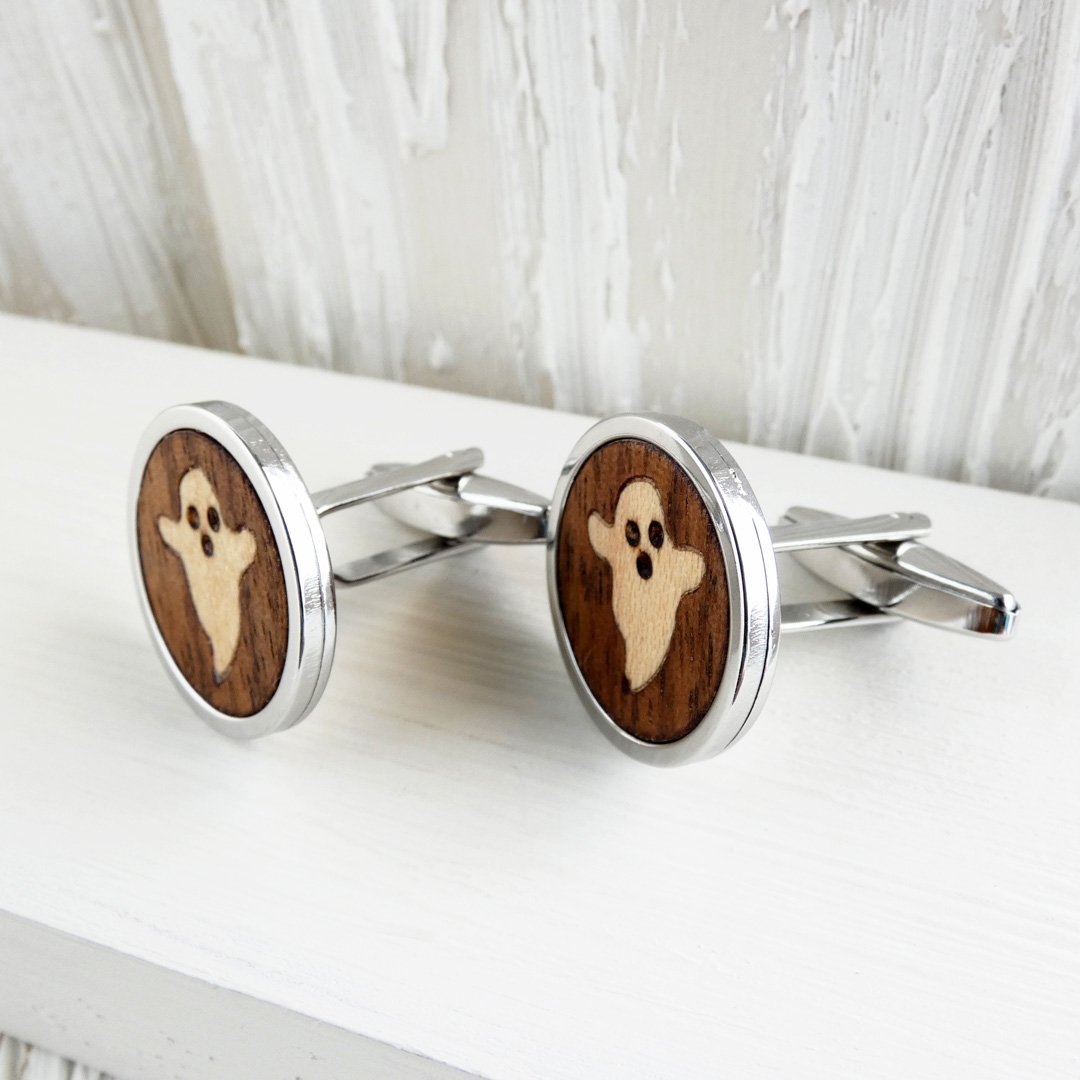 Gemelos de madera con fantasma en marquetería como regalo divertido para hombre