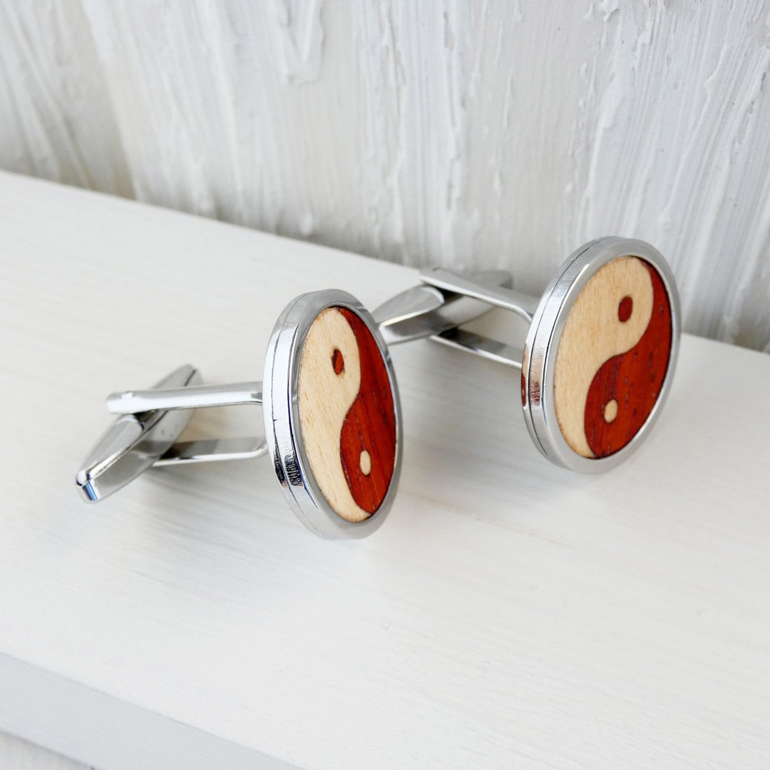 Gemelos yin yang de madera con base de acero inoxidable como regalo original para hombre