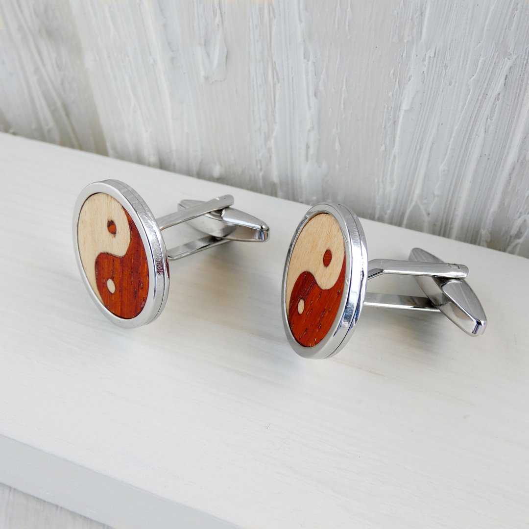 Gemelos yin yang de madera coral y sicomoro en marquetería con base de acero inoxidable