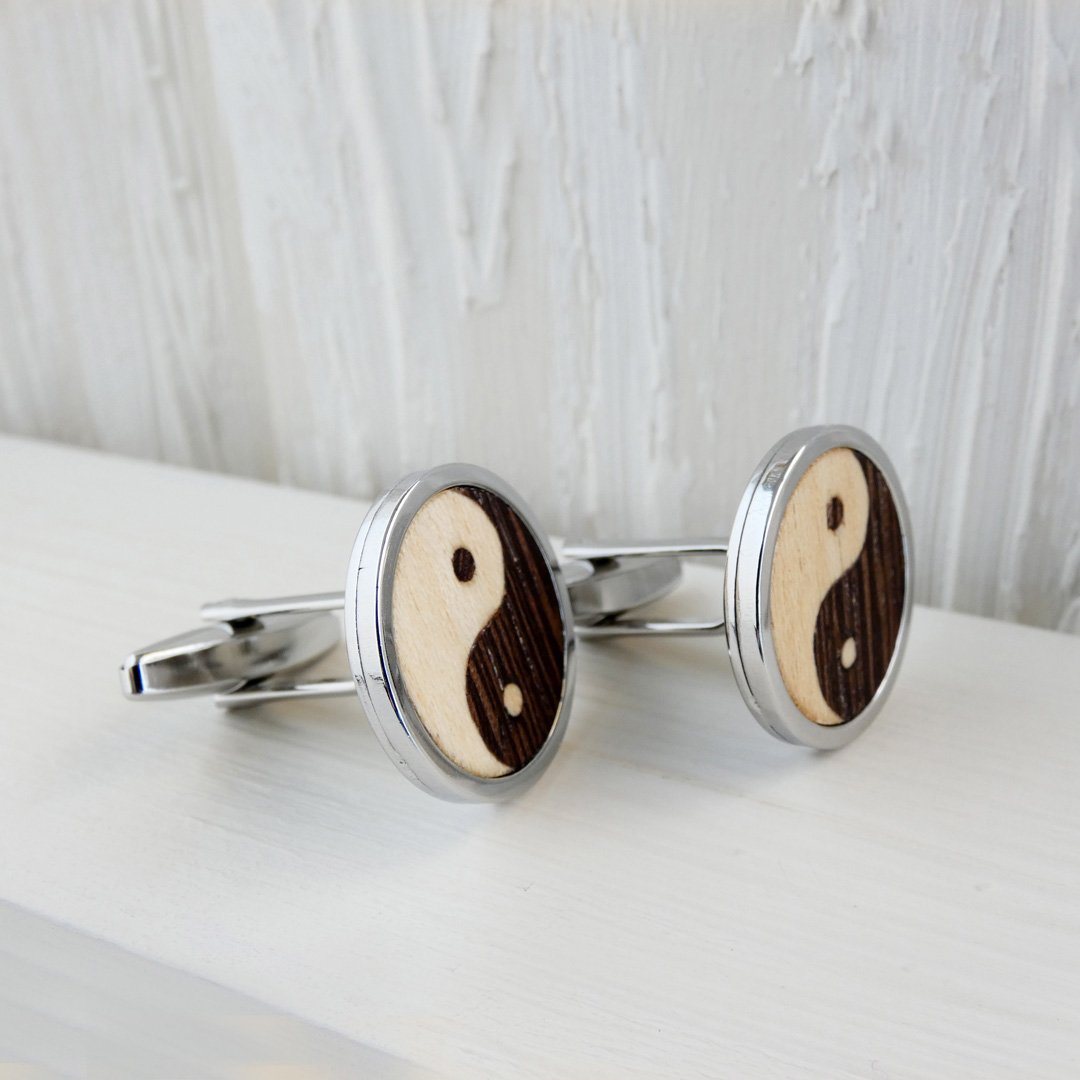Gemelos yin yang de wengué y sicomoro en marquetería con base de acero inoxidable"