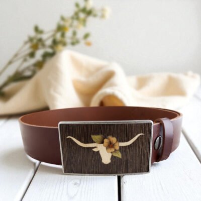 Hebilla cabeza de toro de madera en marquetería con fondo wengué y cinturón marrón