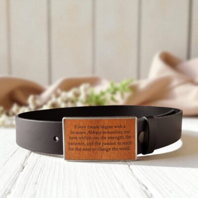 Hebilla de madera de cedro con texto grabado y cinturón negro