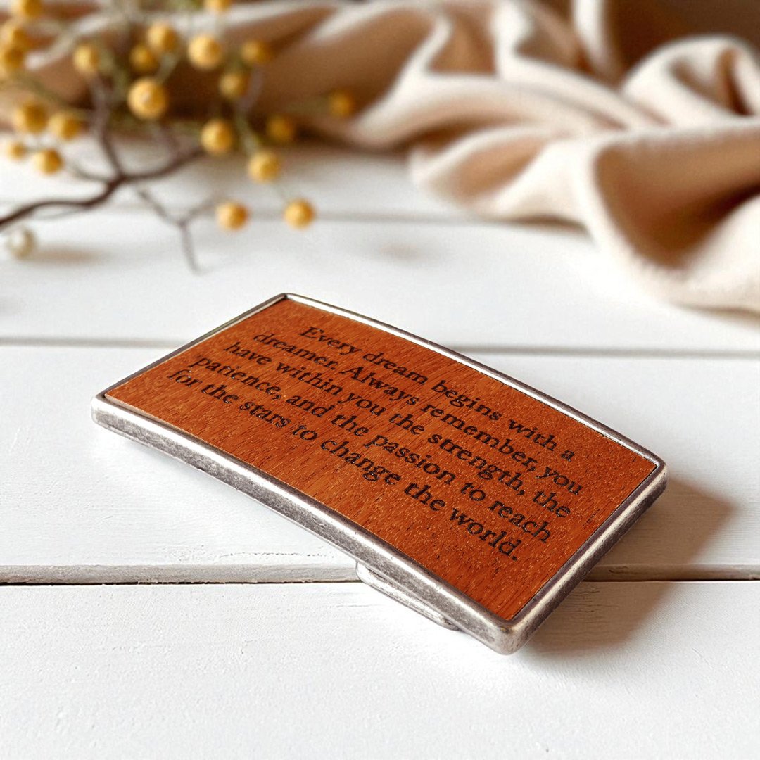 Hebilla artesanal de madera de cedro con texto grabado personalizado